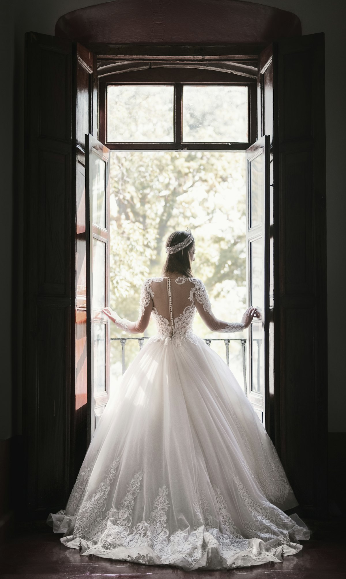 Novia de espaldas frente a una ventana